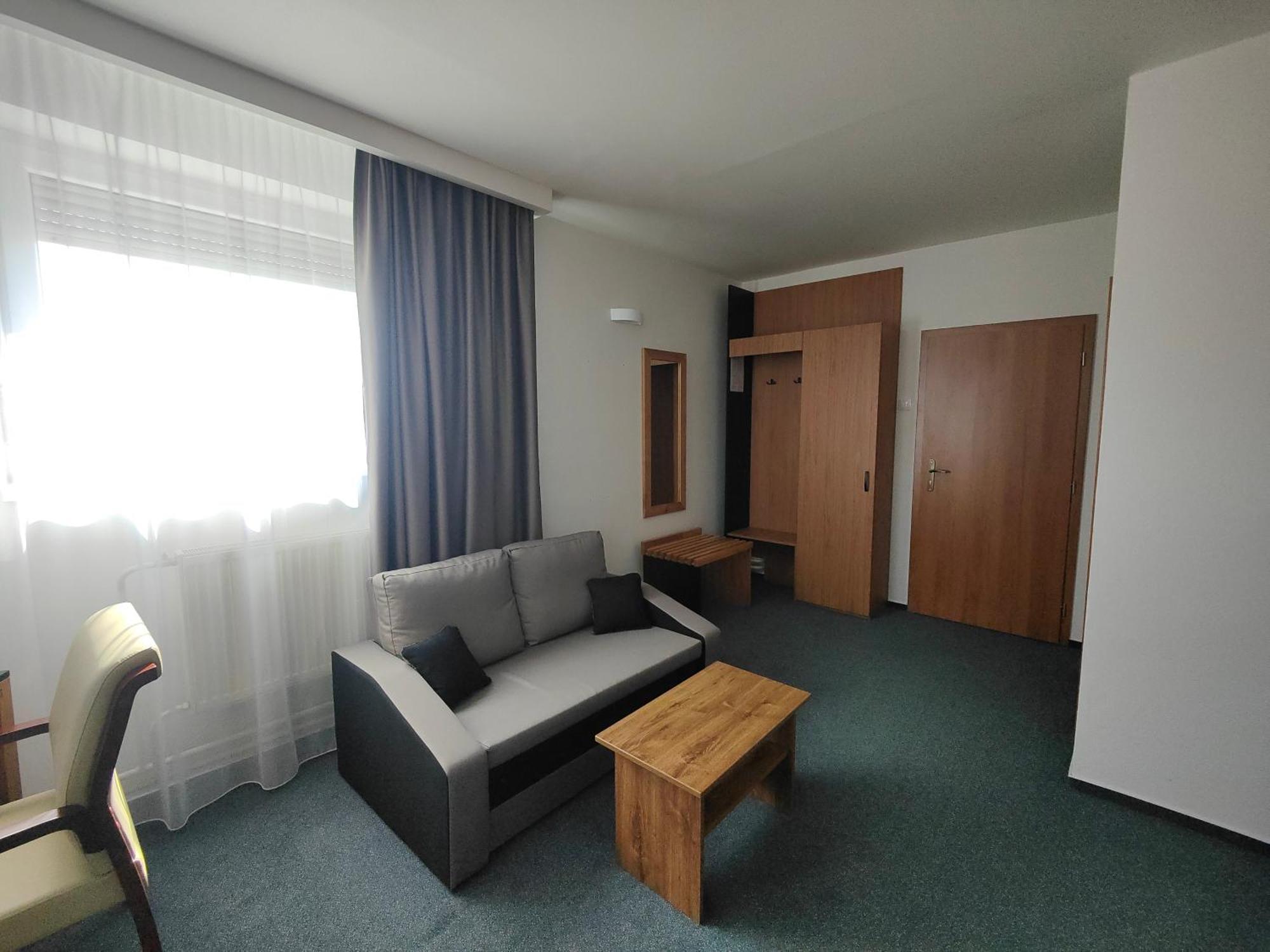 Hotel P7 Lucenec Luaran gambar